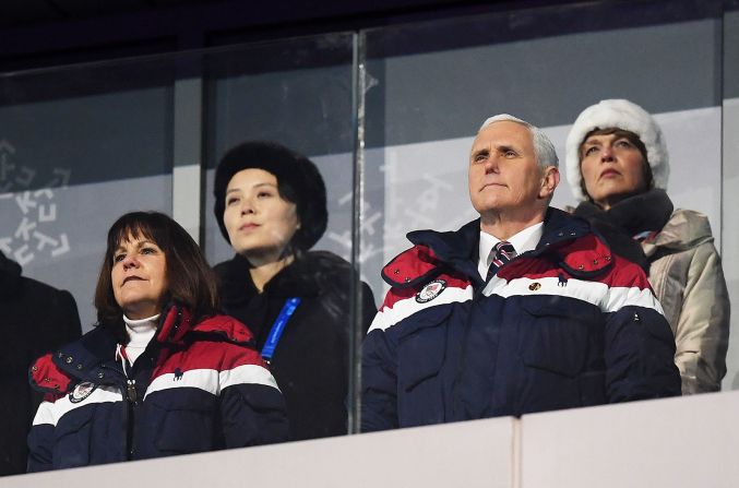 9 de febrero - El vicepresidente de Estados Unidos, Mike Pence, y su esposa, Karen, asisten a la ceremonia de apertura de los Juegos Olímpicos de Invierno en Pyeongchang, Corea del Sur. Kim Yo Jong, la hermana del líder norcoreano Kim Jong Un, está sentada en la parte posterior izquierda. Ella fue invitada del presidente de Corea del Sur, Moon Jae-in, no fotografiado. Fue el primer miembro de su familia en viajar a Corea del Sur desde que cesaron las hostilidades de la Guerra de Corea en 1953.