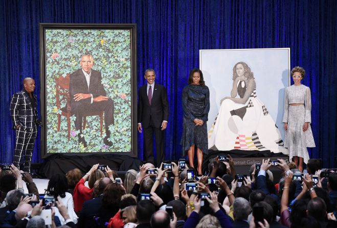 12 de febrero - El expresidente de Estados Unidos, Barack Obama, y ​​su esposa, Michelle, asisten a la presentación de sus retratos oficiales en la Galería Nacional de Retratos en Washington. A ellos se unieron en el escenario los artistas Kehinde Wiley y Amy Sherald.