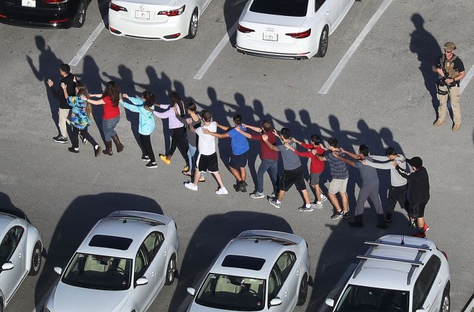 14 de febrero: Los estudiantes evacuan la escuela secundaria Marjory Stoneman Douglas después de un tiroteo en la escuela que dejó 17 personas muertas en Parkland, Florida. El exalumno Nikolas Cruz, de 19 años, fue acusado de la masacre. Los documentos del tribunal muestran que confesó ser el atacante, pero dejó de hablar en marzo y un juez presentó una declaración de inocencia en su nombre. Los fiscales han dicho que planean buscar la pena de muerte.