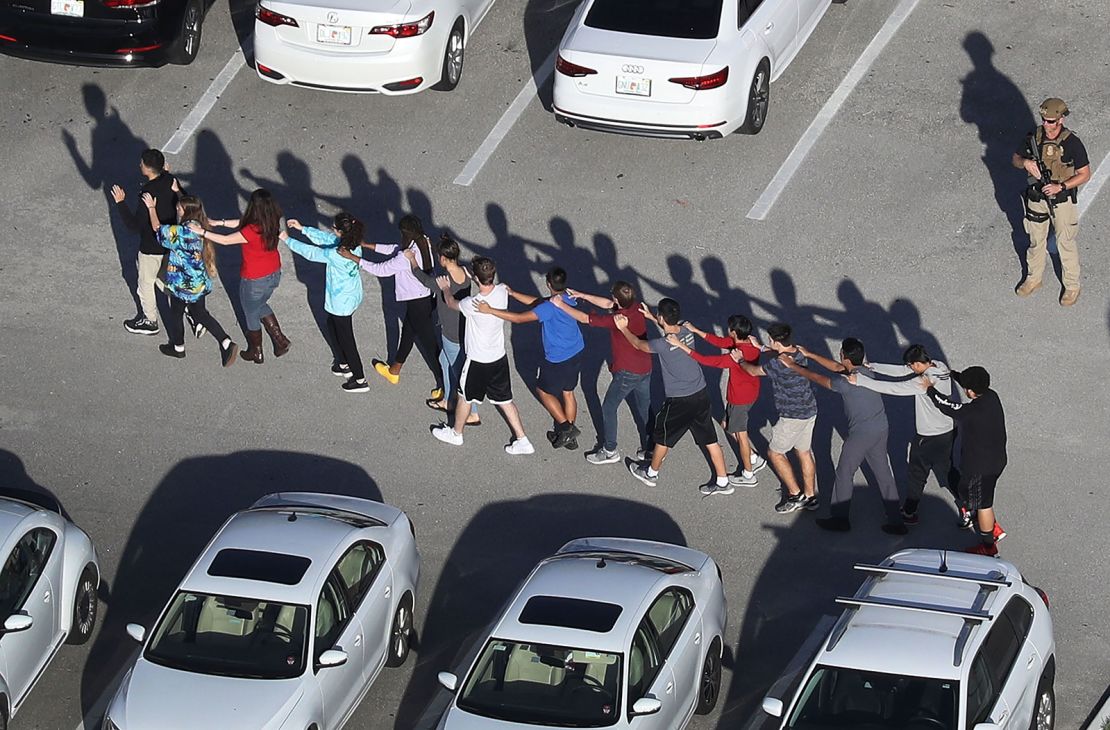 14 de febrero de 2018: Los estudiantes evacuan la escuela secundaria Marjory Stoneman Douglas después de un tiroteo en la escuela que dejó 17 personas muertas en Parkland, Florida. El exalumno Nikolas Cruz, de 19 años, fue acusado de la masacre. Los documentos del tribunal muestran que confesó ser el atacante, pero dejó de y presentó una declaración de inocencia en su nombre. Los fiscales han dicho que planean buscar la pena de muerte.