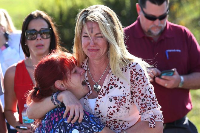 14 de febrero: padres esperan noticias después del tiroteo en la escuela secundaria Marjory Stoneman Douglas. El tiroteo ocurrió el miércoles de ceniza.