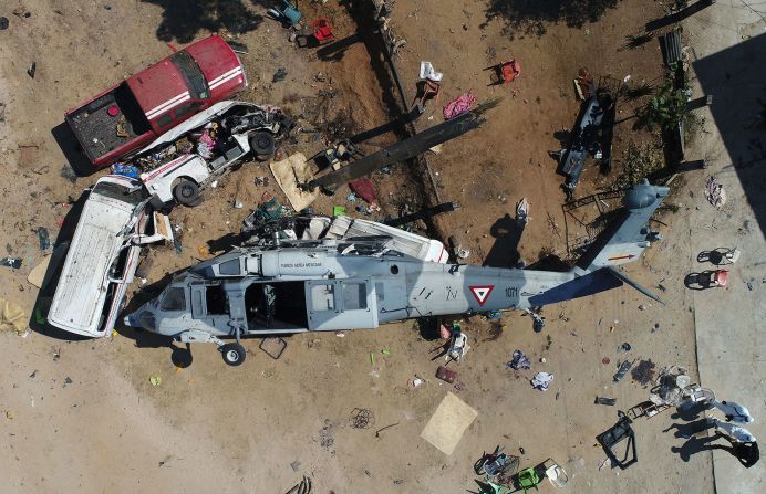 17 de febrero - Un helicóptero militar se encuentra entre los escombros después de un choque mortal en Santiago Jamiltepec, México. Una vocera de la oficina del fiscal general de Oaxaca dijo a CNN que el helicóptero transportaba a oficiales que estaban observando los daños del terremoto y que intentaba aterrizar en un aeródromo cuando se estrelló en un campo cercano encima de dos vehículos. Las 13 personas que murieron estaban en el suelo.