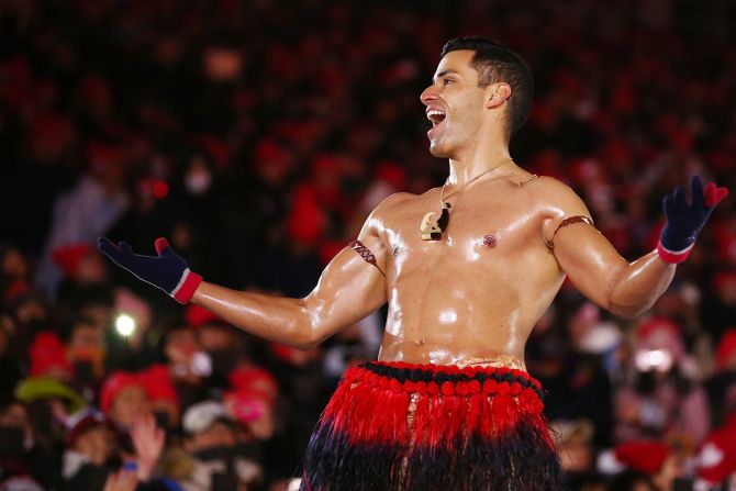 25 de febrero - El portador de la bandera de Tonga, Pita Taufatofua, llegó a los titulares por quedarse sin camisa en la ceremonia de inauguración de los Juegos Olímpicos de Verano 2016, y participó de nuevo en los fríos Juegos Olímpicos de Invierno en Pyeongchang, Corea del Sur. Taufatofua, visto aquí durante la ceremonia de clausura, compitió como esquiador de fondo en Pyeongchang. En 2016, compitió en taekwondo.