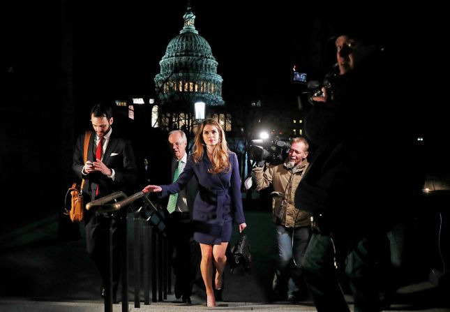 27 de febrero - La directora de Comunicaciones de la Casa Blanca, Hope Hicks, abandona el Capitolio de Estados Unidos luego de declarar ante el Comité de Inteligencia de la Cámara de Representantes como parte de su investigación sobre Rusia. Hicks, una de las asesoras más antiguos del presidente Donald Trump, renunció a su cargo al día siguiente, pero no hubo indicios de que su renuncia estuviera relacionada con su testimonio.