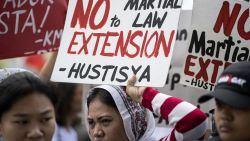 CNNE 595559 - filipinas- miles protestan contra extension de ley marcial