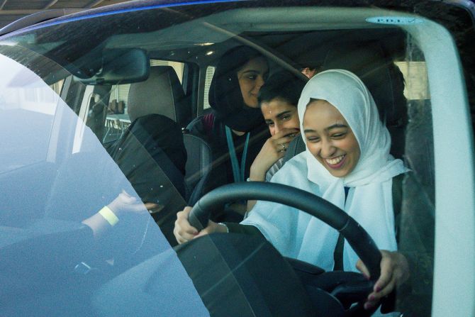 5 de marzo - Estudiantes toman un curso de seguridad para automóviles en la Universidad Effat en Jidda, Arabia Saudita. El país levantó su prohibición de décadas de que las mujeres pudieran conducir, alineándolas con el resto del mundo.