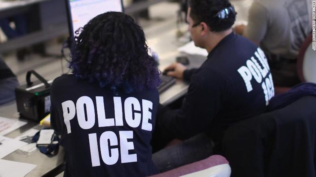 Agentes de ICE procesan una base de datos de inmigrantes indocumentados en la sede de Nueva York en abril de 2018.