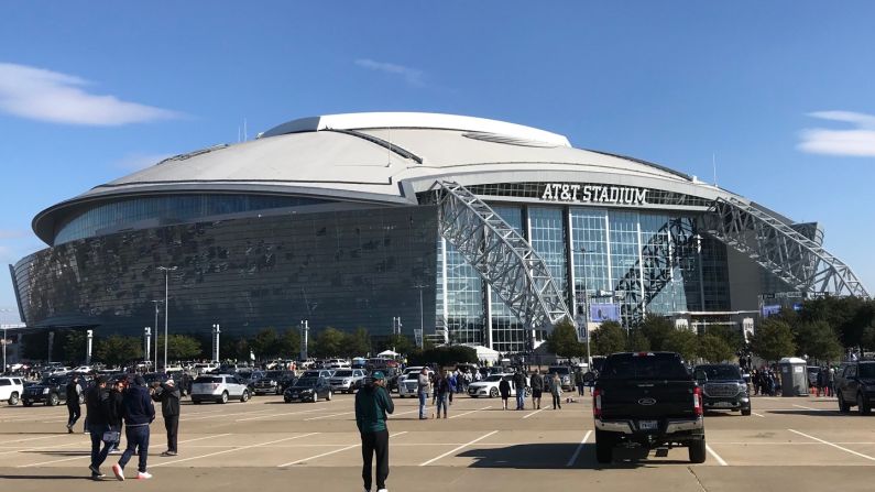 El costo del estadio AT&T fue de $1,300 millones de dólares, de los cuales, los residentes de Arlington pagaron $325 millones en impuestos y su dueño, Jerry Jones pagó el resto.