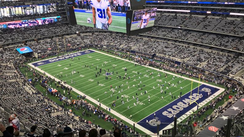 La capacidad del estadio es de 100.000 personas y se usa principalmente para los partidos de los Dallas Cowboys, aunque también recibe partidos colegiales y conciertos de diversos artistas.