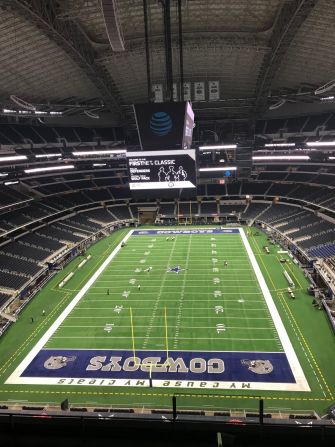 El estadio tiene la forma de un balón de fútbol americano. El techo se abre en dos y los fanáticos pueden tomar un tour que los llevará a los vestidores de los jugadores y de las porristas por $25 dólares.