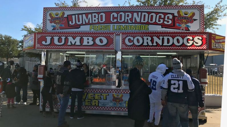 Un platillo característico son las banderillas que se venden a las afueras del estadio y que junto con una cerveza cuestan 30 dólares.