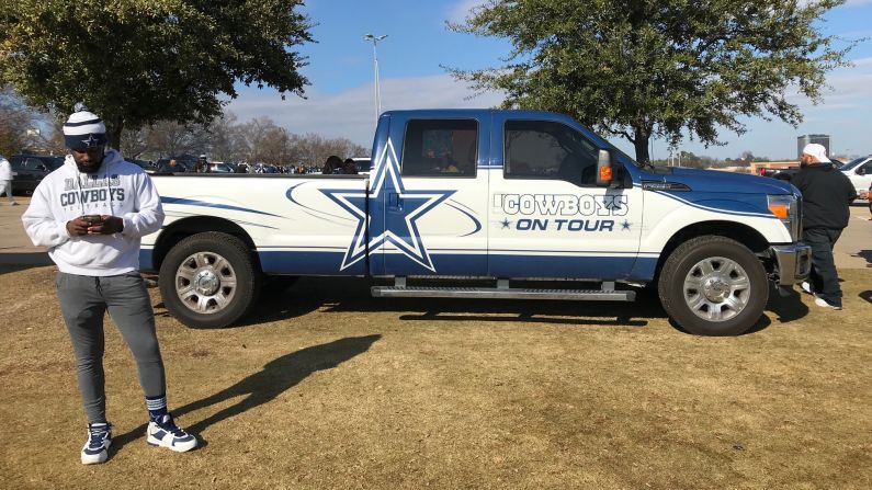 Hay fanáticos que incluso decoran sus camionetas con la característica estrella de los Dallas Cowboys y los siguen a todos los lugares en los que juegan.