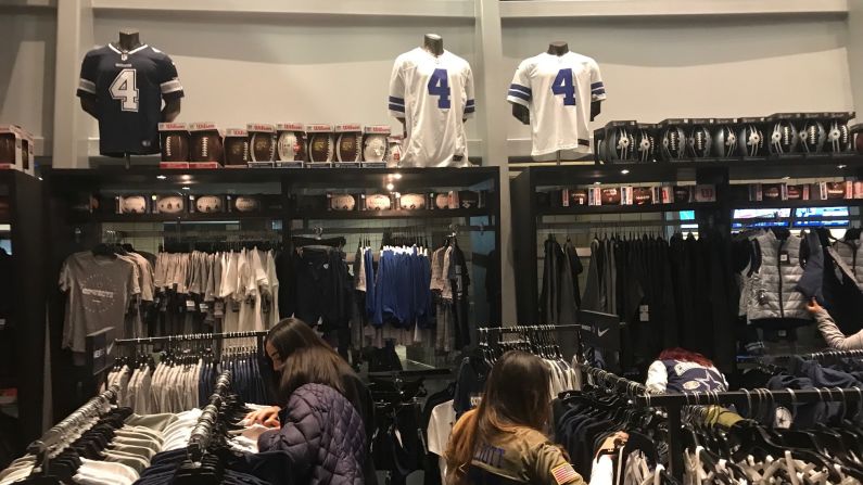 Una parada obligatoria por todos los asistentes son las diversas tiendas que ofrecen muchos productos relacionados con los Dallas Cowboys. Se venden jerseys, tenis, suéteres, muñecos de peluche, vasos, cascos, camisetas, bufandas y sombreros vaqueros, entre otras muchas cosas.