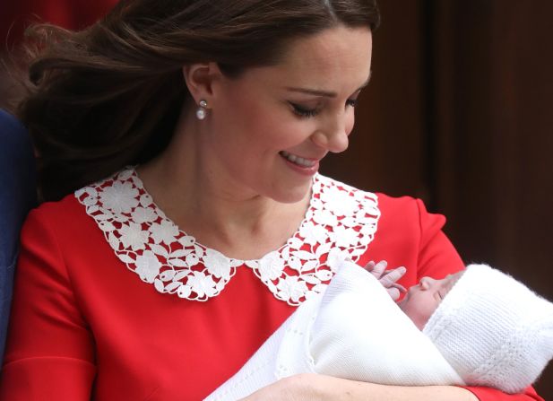 23 de abril - Catalina la duquesa de Cambridge, mira a su hijo recién nacido, Louis, horas después de su nacimiento en Londres. Louis, el tercer hijo de Catalina y el príncipe Guillermo, es quinto en línea al trono británico.