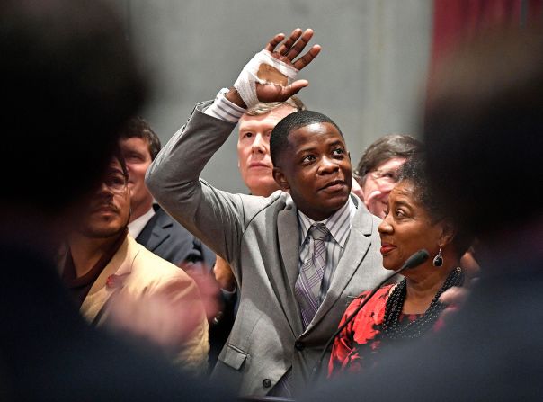 24 de abril - James Shaw Jr. saluda a la multitud y a los legisladores dentro de las Cámara de Tennessee en Nashville. Lo estaban honrando por desarmar a un tirador dentro de un restaurante de Waffle House.