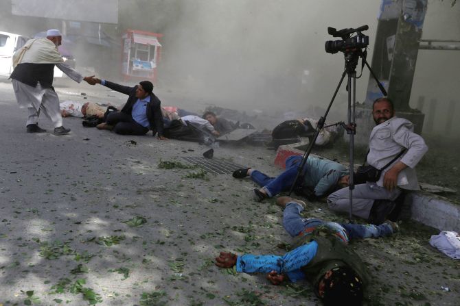 30 de abril - Un grupo de periodistas respondían a la escena de un bombardeo en Kabul, Afganistán, cuando se detonó una segunda explosión. Diez periodistas se encontraban entre las 31 personas que murieron en una serie de ataques ese día en Afganistán. ISIS se atribuyó la serie de bombardeos en Kabul.