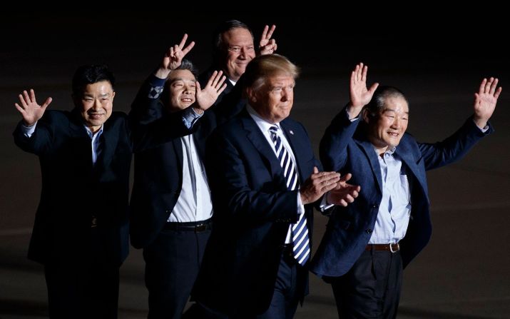 10 de mayo - Tres estadounidenses liberados por Corea del Norte son recibidos en la Base de la Fuerza Aérea Andrews en Maryland por el presidente de los Estados Unidos Donald Trump y el secretario de Estado Mike Pompeo. Kim Dong Chul, Kim Hak-song y Kim Sang Duk, también conocido como Tony Kim, fueron liberados mientras Pompeo visitaba Corea del Norte para discutir la próxima cumbre de Trump con el líder norcoreano Kim Jong Un.