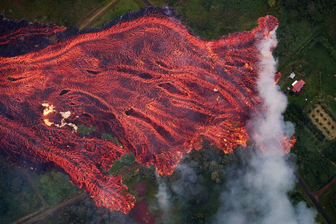 19 de mayo - La lava del volcán Kilauea se acerca a una casa en Pahoa, Hawai.