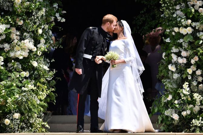 19 de mayo - Enrique y Meghan se besan en los escalones de la Capilla de San Jorge poco después de haberse casado.