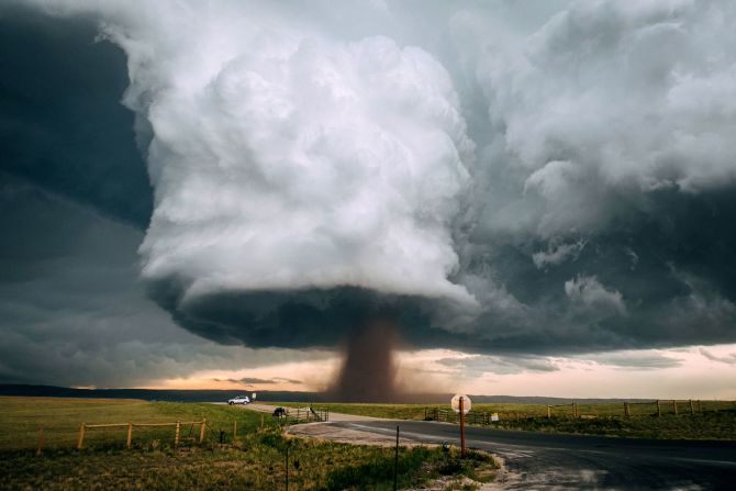 6 de junio - Un tornado atraviesa el campo de Wyoming, cerca de Laramie.