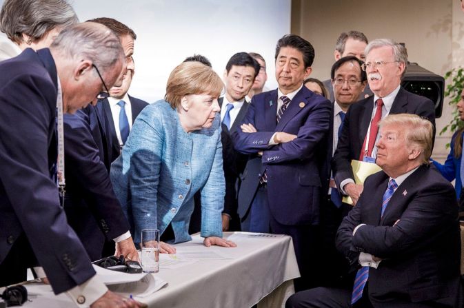 9 de junio - En esta foto proporcionada por la Oficina de Prensa del Gobierno Alemán, la canciller de Alemania, Angela Merkel, conversa con el presidente de Estados Unidos, Donald Trump, mientras están rodeados de otros líderes en la cumbre del G7 en Charlevoix, Quebec. Según dos fuentes diplomáticas de alto nivel, la foto se tomó cuando hubo una conversación difícil con respecto al comunicado del G7 y varios problemas que Estados Unidos habían presentado antes.