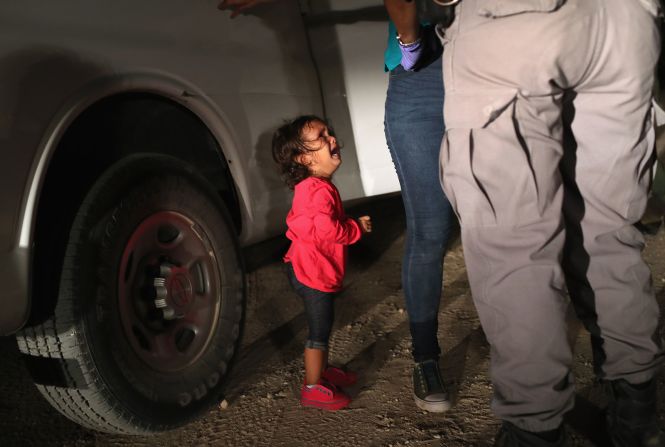 12 de junio - Una niña hondureña de 2 años llora cuando su madre es registrada y detenida en McAllen, Texas, cerca de la frontera entre México y Estados Unidos. Según el fotógrafo de Getty Images, John Moore, las detuvieron los miembros de la Patrulla Fronteriza de los EE. UU. La foto se volvió viral como ejemplo de la política de inmigración de "tolerancia cero" de la administración Trump. El gobierno ha dicho que remitirá a todos los atrapados cruzando la frontera ilegalmente para ser enjuiciados, incluso si afirman que merecen asilo o tienen hijos pequeños.