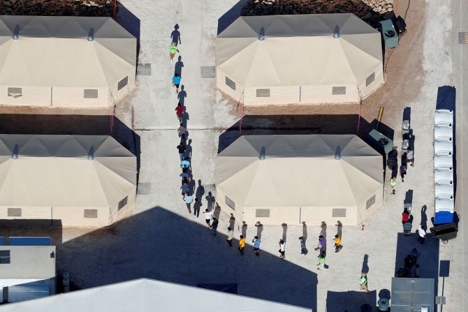 18 de junio - Niños inmigrantes que habían sido separados de sus familias caminan entre tiendas en un refugio temporal en Tornillo, Texas. Dos días después, luego de enfrentar una intensa presión de todo el espectro político, el presidente de los Estados Unidos, Donald Trump, firmó un decreto para evitar que las familias se separen en la frontera.