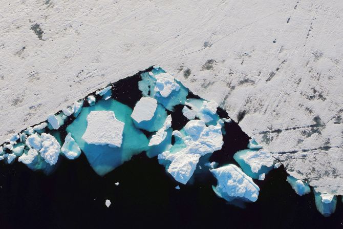 18 de junio - Un iceberg flota en un fiordo cerca de la ciudad de Tasiilaq, Groenlandia. Groenlandia se está calentando dos veces más rápido que el resto del planeta, y es el mayor contribuyente al aumento del nivel del mar que podría ser catastrófico para las ciudades costeras de todo el mundo.