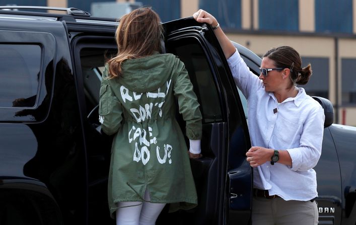 21 de junio - Después de llegar a la Base de la Fuerza Aérea Andrews en Maryland, la primera dama de EE.UU. Melania Trump usa una chaqueta que dice "Realmente no me importa. ¿A ti?" Acababa de regresar de McAllen, Texas, donde visitó un refugio para niños inmigrantes. No usaba la chaqueta en Texas, pero la usaba cuando subía y bajaba del avión en Maryland. El equipo de la primera dama insistió en que no había un significado oculto detrás de la elección sartorial. Más tarde, su esposo tuiteó que el mensaje de la chaqueta era una oportunidad para los medios de comunicación. "Melania ha aprendido lo deshonestas que son, ¡y realmente ya no le importa!".