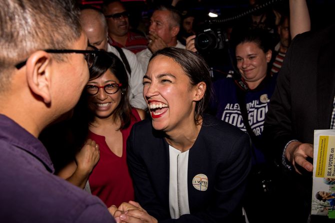 26 de junio - Alexandria Ocasio-Cortez celebra después de ganarle al representante Joe Crowley, un representante de 10 mandatos, en el 14º distrito del Congreso de Nueva York. La latina y socialista demócrata de 28 años de edad, en su primera campaña política, ganó el escaño en noviembre y se convirtió en la mujer más joven en ser elegida al Congreso.