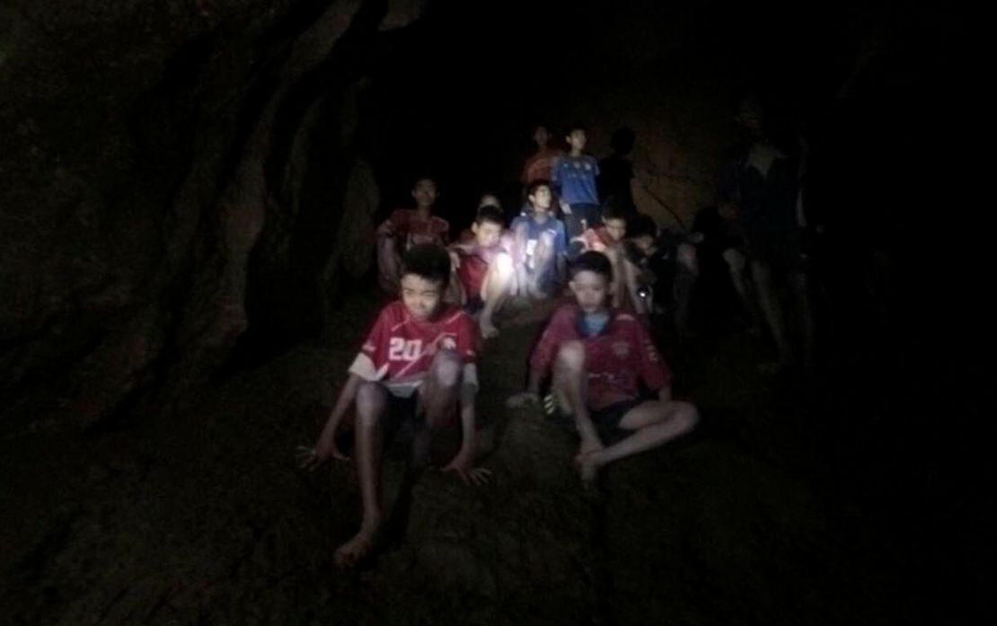 2 de julio - Esta imagen, tomada de un video, muestra al equipo de fútbol juvenil tailandés que se quedó atrapado dentro de un sistema de cuevas en el norte de Tailandia. Doce muchachos y su entrenador de fútbol estaban explorando la cueva de Tham Luang Nang Non cuando las fuertes lluvias estacionales inundaron la entrada y los forzaron a ir más adentro para encontrar tierras altas. Fueron rescatados casi tres semanas después gracias a cientos de expertos que volaron desde todo el mundo para ayudar.