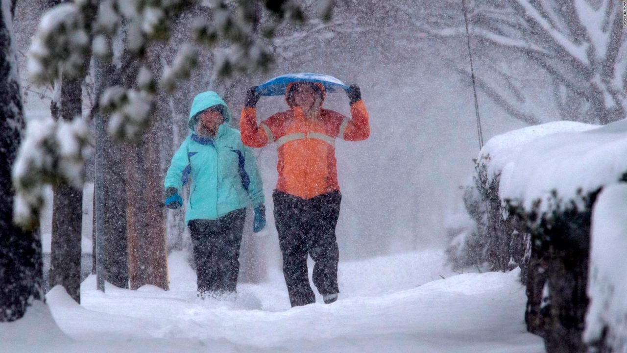 CNNE 595886 - fuerte temporal invernal golpea a estados unidos