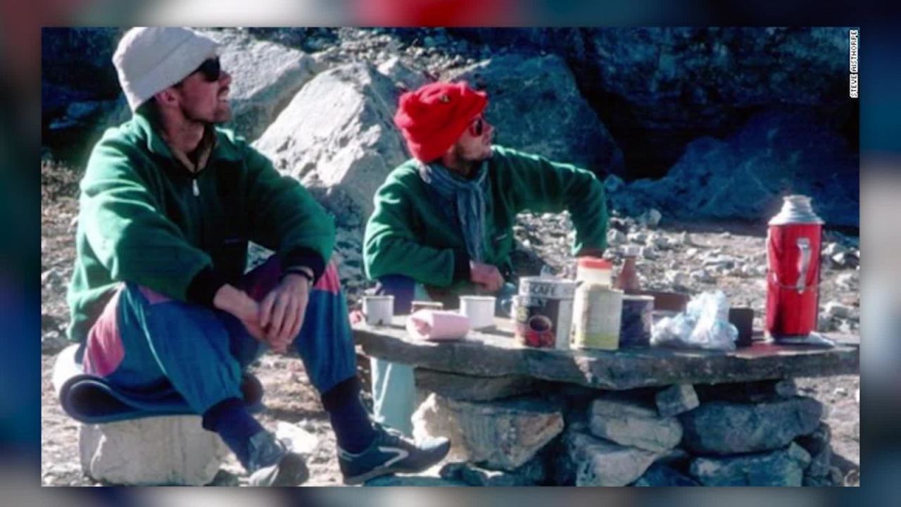 CNNE 595896 - #eldatodehoy- encuentran dos alpinistas en el fondo de un glaciar