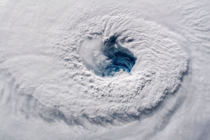 12 de septiembre - El astronauta Alexander Gerst, a bordo de la Estación Espacial Internacional, tuiteó esta foto del huracán Florence diciendo: "Es escalofriante, incluso desde el Espacio". Florence tocó tierra como un huracán de categoría 1 dos días después. La tormenta se prolongó sobre los estados de Carolina del Sur y del Norte, provocando inundaciones históricas (Alexander Gerst / ESA / NASA / AP).