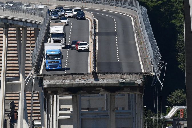 15 de agosto - Vista del Puente Morandi, un día después de que una gran sección se derrumbara durante las lluvias torrenciales en Génova, Italia. Los vehículos abandonados permanecieron en el tramo que quedó en pie, con un camión cerca del borde. Alrededor de dos docenas de personas murieron en el colapso (Luca Zennaro / EPA).