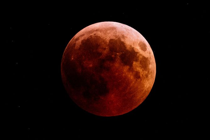 27 de julio - Un eclipse lunar, del tipo conocido como luna de sangre, fue visto en Kazanlak, Bulgaria. El eclipse lunar total, el más largo del siglo, fue visible en gran parte del hemisferio oriental. La luna apareció roja en el cielo nocturno mientras se movía hacia la sombra de la Tierra, perfectamente alineada con nuestro planeta y el sol (Dimitar Dilkoff / AFP / Getty Images).