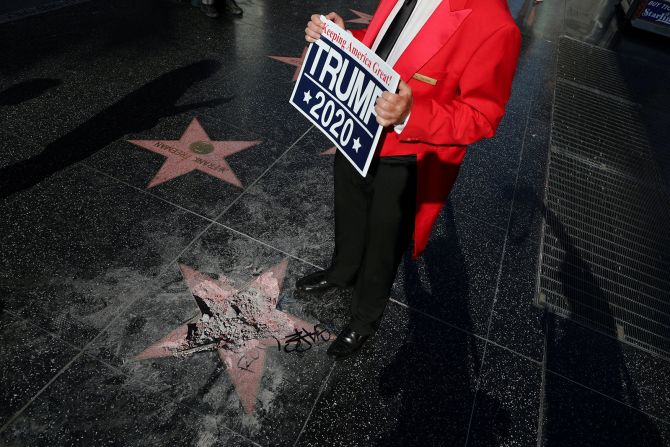 25 de julio - Un hombre se para sobre la estrella de Donald Trump que fue vandalizada en el Paseo de la Fama de Hollywood, luego de que otro hombre la destruyera con un pico (Lucy Nicholson / Reuters).