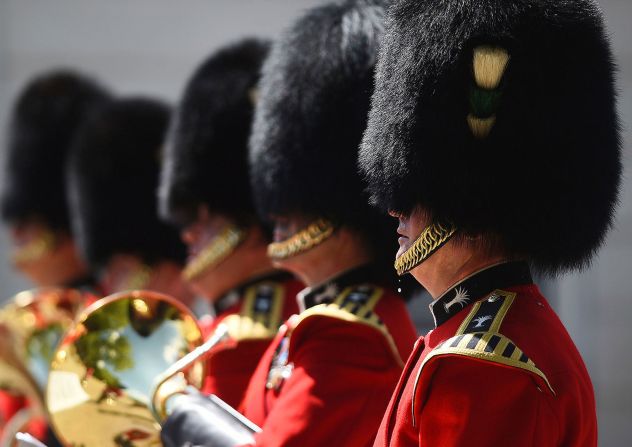 23 de julio - Una gota de sudor cae de un miembro de la Guardia de la Reina mientras participa en un cambio de la ceremonia de guardia en Londres. El país se encontraba en medio de uno de los veranos más calurosos de la historia, según la Oficina Meteorológica del Reino Unido (Kirsty O'Connor / PA Images / AP).