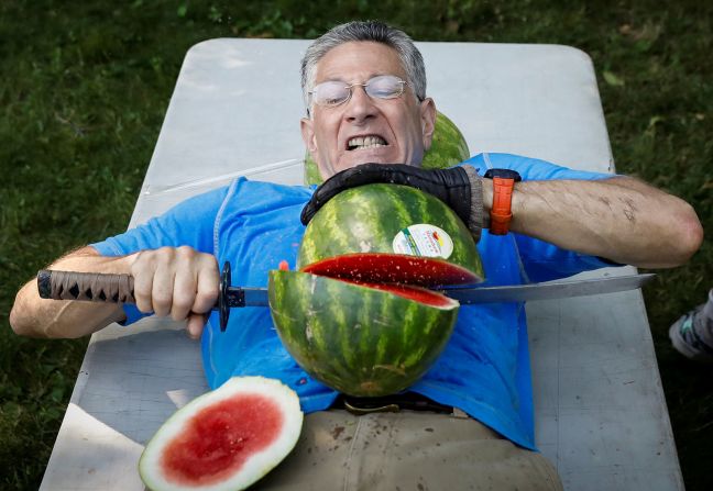 17 de julio – Ashrita Furman, quien tiene más Guinness World Records que nadie, establece uno nuevo en Nueva York: cortar la mayor cantidad de sandías por la mitad en su propio estómago en un minuto. ¿Cuántas logró? 26 (Brendan McDermid / Reuters).