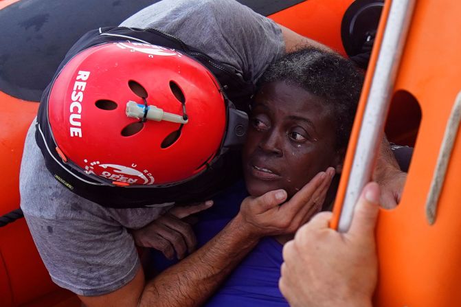 17 de julio – Un migrante africano es abrazado por un salvavidas, luego de ser rescatado de un barco que naufragó en el mar Mediterráneo (Juan Medina / Reuters).