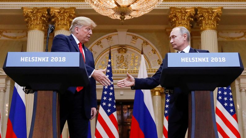 16 de julio – El presidente de Estados Unidos, Donald Trump, le da la mano al presidente ruso, Vladimir Putin, al final de su cumbre en Helsinki, Finlandia. Después, Trump dijo que creía que habían mejorado de manera significativa las relaciones entre los dos países. "Nuestra relación nunca ha sido peor de lo que es ahora. Sin embargo, eso cambió hace unas cuatro horas. Realmente lo creo", dijo Trump durante una conferencia de prensa conjunta. La reunión de Putin fue la última parte del viaje de una semana de duración de Trump por Europa (Kevin Lamarque / Reuters).