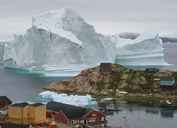 12 de julio – Un iceberg enorme, que se elevaba cerca de 100 metros sobre el agua, se estacionó junto a una comunidad pesquera aislada en el oeste de Groenlandia. "Es el más grande que hemos visto aquí", dijo Susanne Eliassen, concejala de la aldea en Innaarsuit (Magnus Kristensen / Ritzau Scanpix / AP).