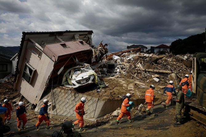 9 de julio - Los rescatistas buscan personas desaparecidas en Kumano, Japón, después de que varios días de fuertes lluvias provocaron inundaciones y deslaves (Sadayuki Goto / Kyodo News / AP).