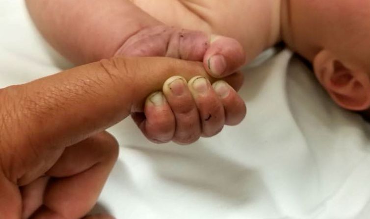 8 de julio - Un niño de cinco meses tiene tierra debajo de las uñas en esta foto que proporciona la Oficina del Sheriff del Condado de Missoula, en Montana. El niño quedó parcialmente enterrado en las montañas durante al menos nueve horas antes de ser descubierto por un agente de policía que escuchó su llanto débil. Los policías estaban inspeccionando el área boscosa después de que un hombre le dijo a las autoridades que el bebé podría estar enterrado allí. El bebé sufrió rasguños y moretones leves, según KPAX, afiliada de CNN, y estaba en buenas condiciones. Oficina del Sheriff del Condado de Missoula (AP).