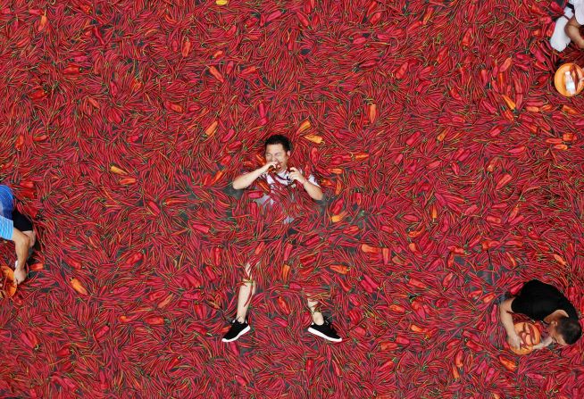 8 de julio - Un hombre participa en un concurso de comer chiles picantes en Ningxiang, China. El ganador se comió 50 chiles en un minuto (AFP / Getty Images).