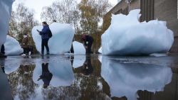 CNNE 595930 - hielo derretido en calles de londres advierte sobre el cambio climatico