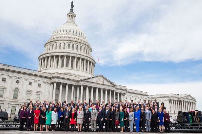 14 de noviembre - Los nuevos integrantes de la Cámara de Representantes de Estados Unidos se toman una foto grupal en Washington. Sarah Silbiger/The New York Times/Redux