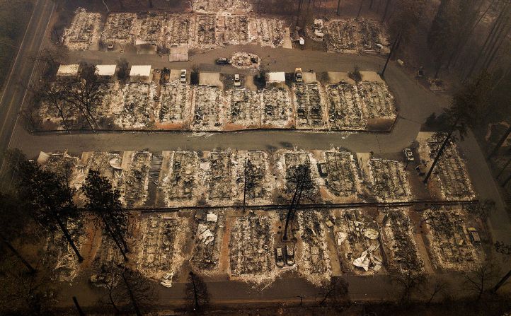 15 de noviembre - Esta foto aérea muestra un vecindario de Paradise, California, que fue arrasado por el incendio Camp. Noah Berger/AP