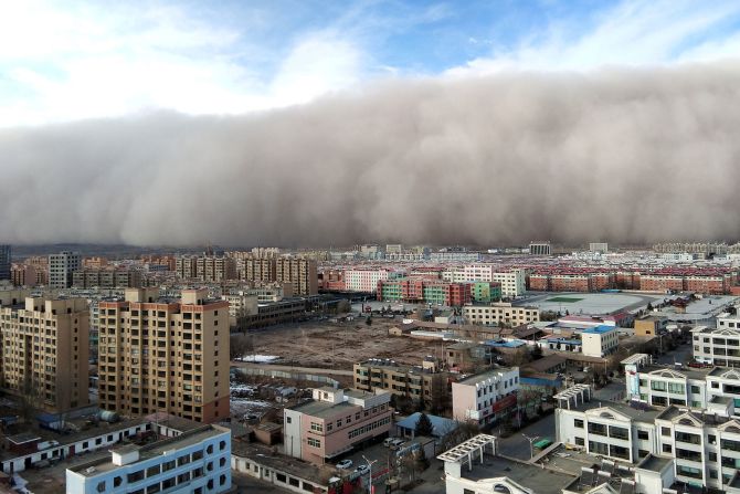 25 de noviembre - Una tormenta de arena cubre la ciudad de Zhangye, en la provincia china de Gansu. Stringer/Reuters