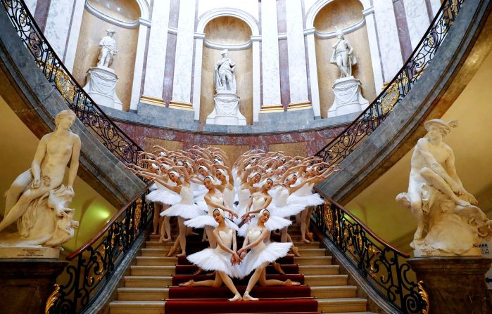 29 de noviembre - El Ballet de Shanghai posa en el interior del Museo Bode para promover la próxima premier de "El Lago de los Cisnes" en Berlín. Fabrizio Bensch/Reuters